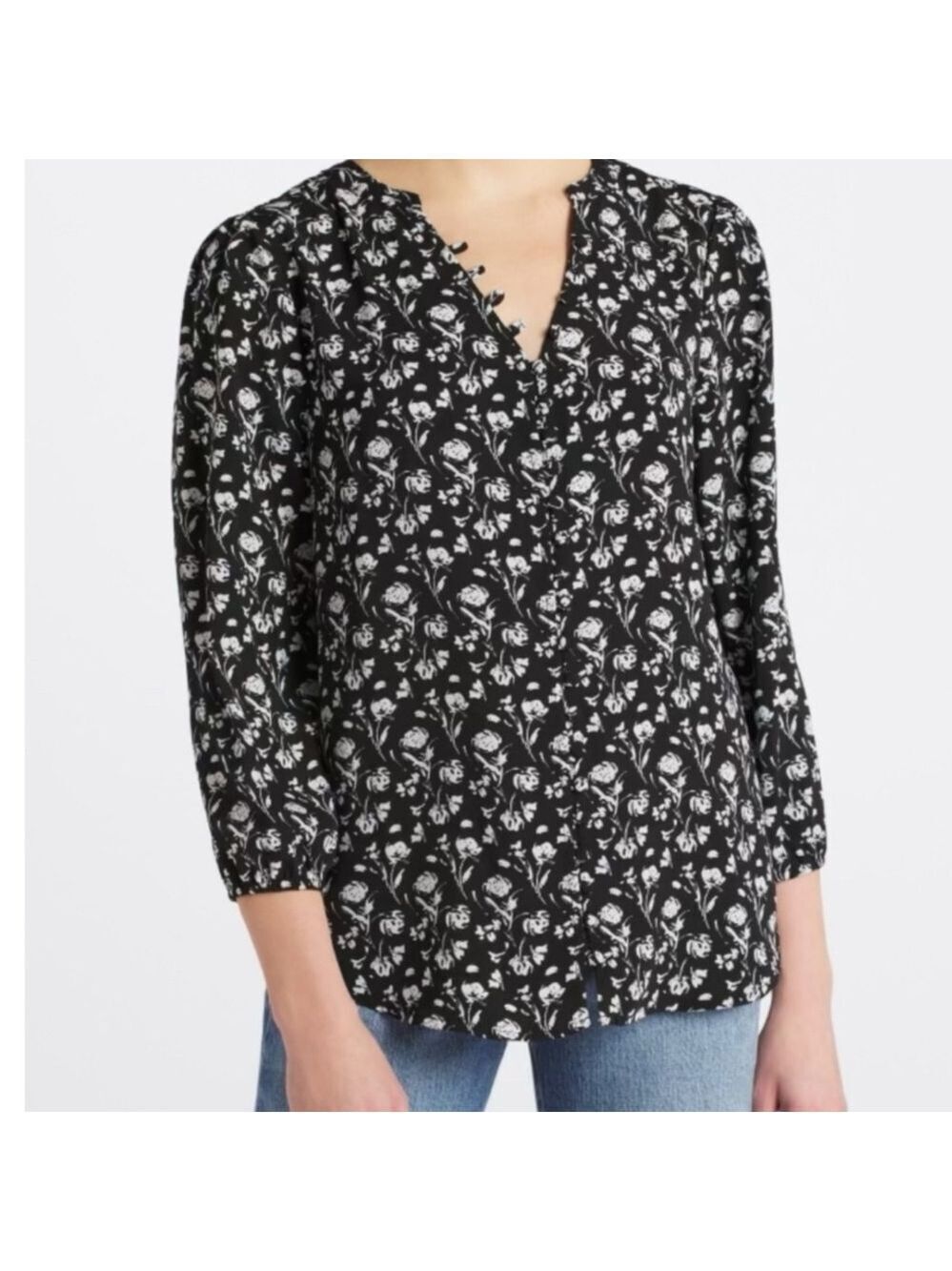 MONDAY FUN 3/4 SLEEVE V NECK LIGHTWEIGHT BLACK & WHITE BLOUSE SIZE M LIKE NEW